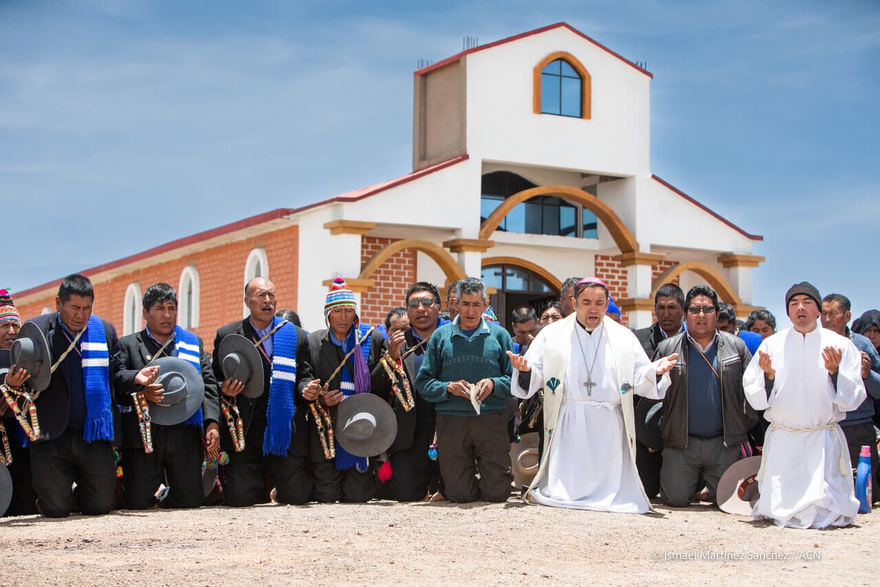 Gläubige im Gebet, Peru. Auch hier leistet KIRCHE IN NOT (ACN) Hilfe (Foto: ACN) Gläubige im Gebet, Peru. Auch hier leistet KIRCHE IN NOT (ACN) Hilfe (Foto: ACN)